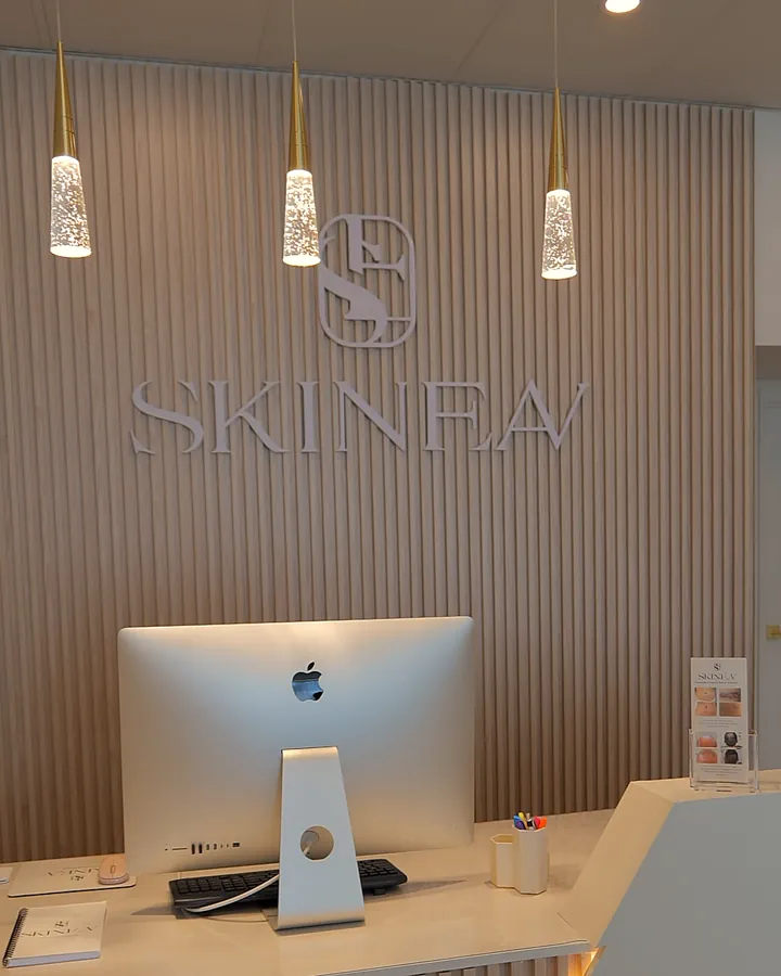 The bright reception area of the SKINEAV clinic